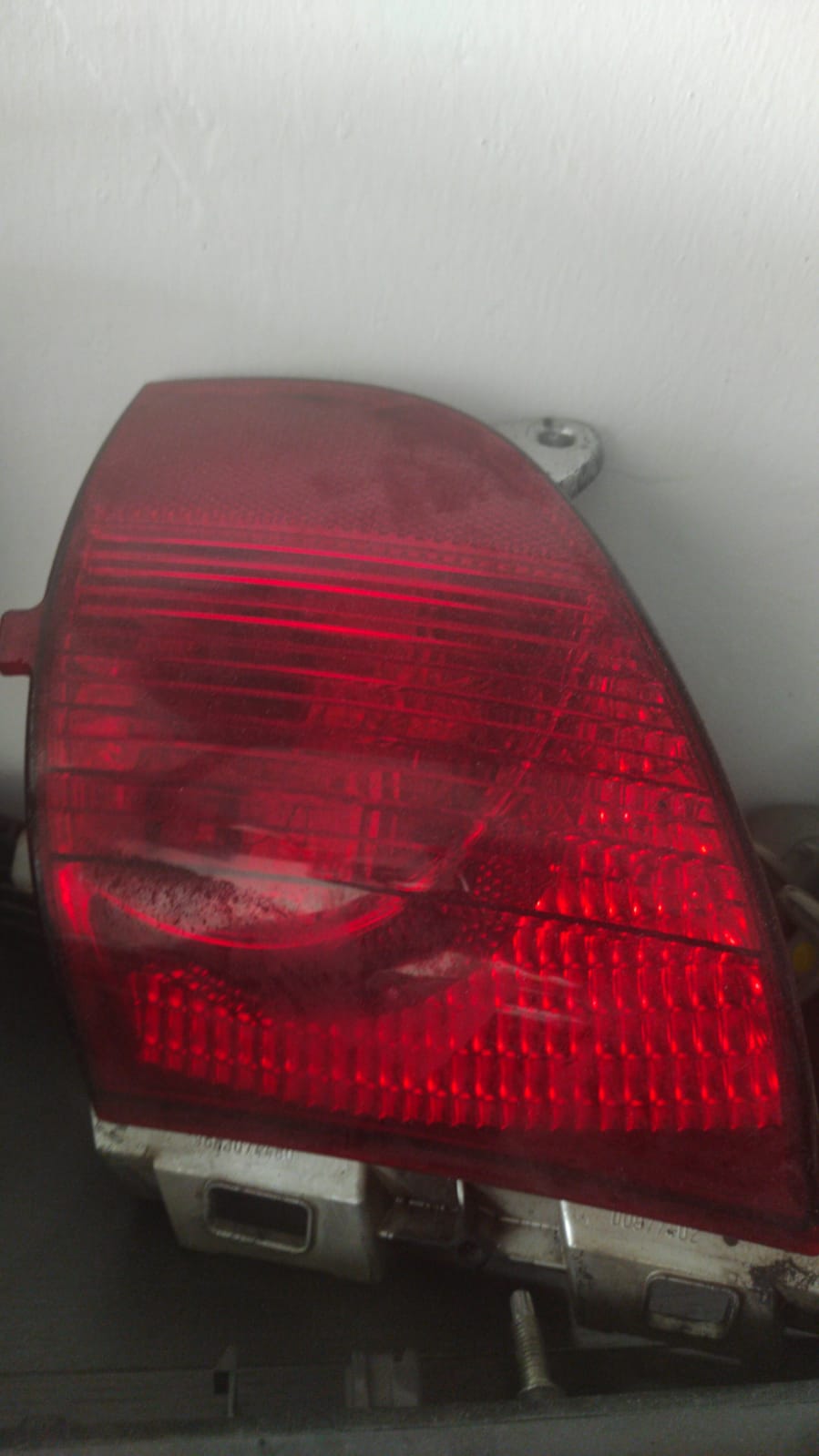 peugeot-2008-cikma-orjinal-kedi-gözü-arka-stop Peugeot 2008 Çıkma Orjinal Kedi Gözü Arka Stop