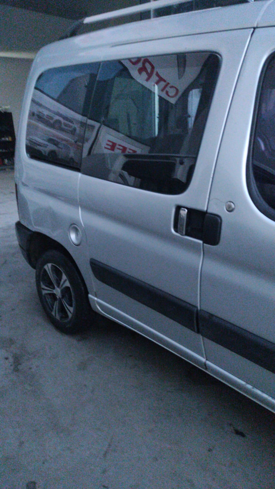 peugeot-partner-cıkma-orjinal-sag-arka-sürgülü-kapi Peugeot Partner Çıkma Orjinal Sağ Arka Sürgülü Kapı