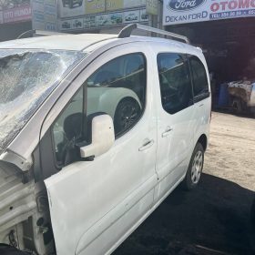 Peugeot partner sol ön çıkma kapı